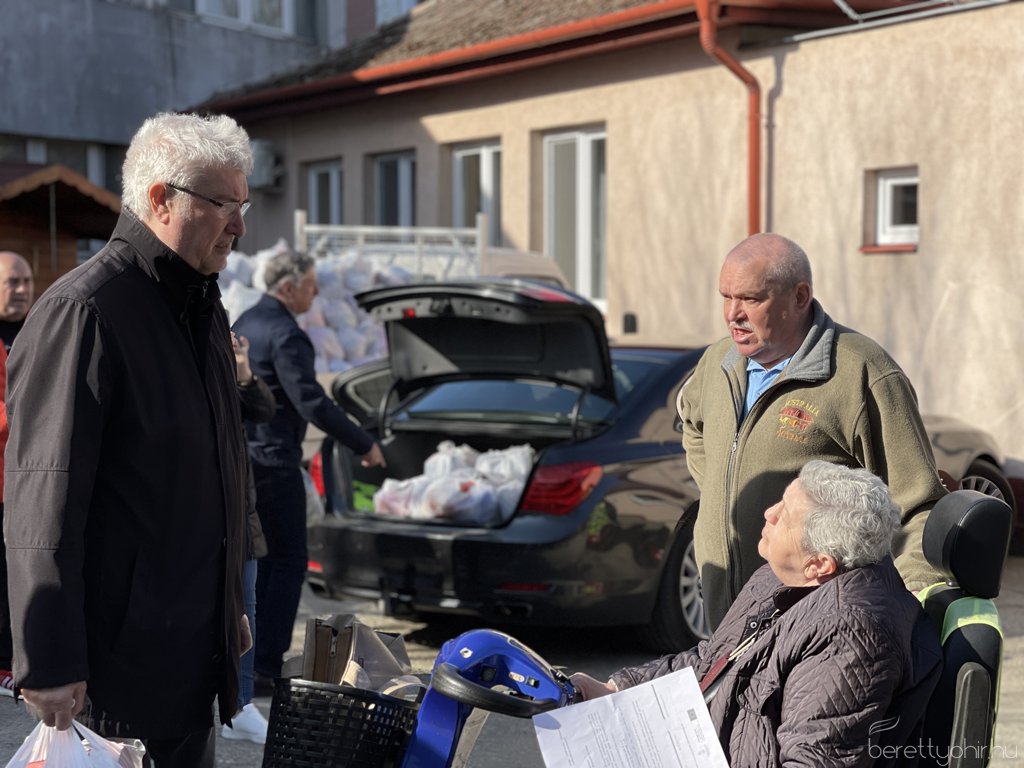 Adományosztás a családsegítő központban 08